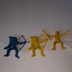 Figuras de Goma y PVC: LOTE TRES FIGURAS EN PLÁSTICO INDIOS Y VAQUERO. Lote 100040900