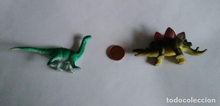 Figuras de goma y PVC: Lote 2 figuritas de pl&aacute;stico de los dinosaurios - Foto 1