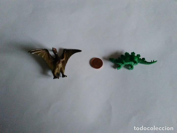 Figuras de goma y PVC: Lote 2 figuritas de pl&aacute;stico de los dinosaurios - Foto 1