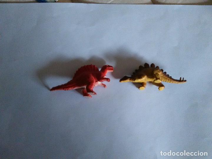 Figuras de goma y PVC: Lote 2 figuritas de pl&aacute;stico de los dinosaurios - Foto 1
