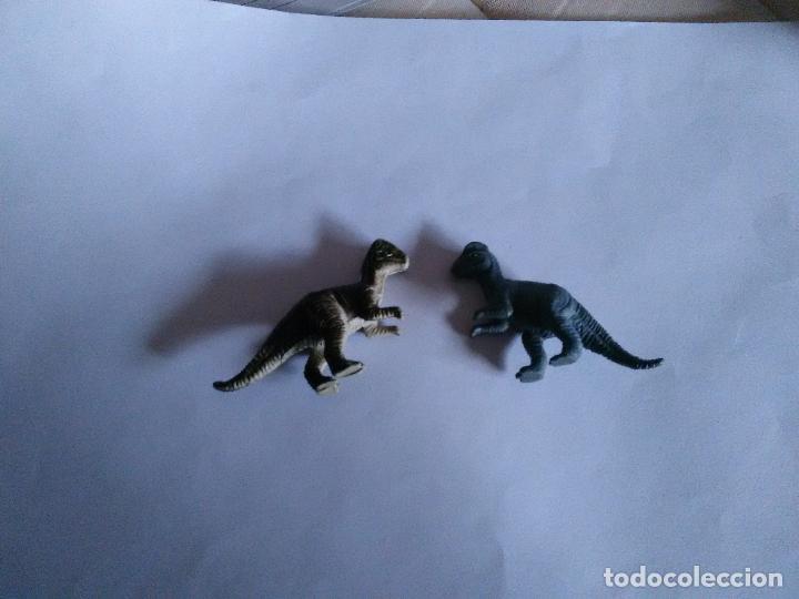 Figuras de goma y PVC: Lote 2 figuritas de pl&aacute;stico de los dinosaurios - Foto 1