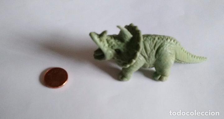 Figuras de goma y PVC: Figurita de pl&aacute;stico de los dinosaurios - Foto 1