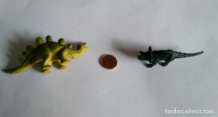 Figuras de goma y PVC: Lote 2 figuritas de pl&aacute;stico de los dinosaurios - Foto 1
