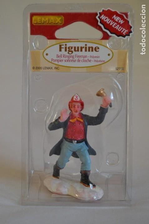 Figuras de Borracha e PVC: Figura de bombero tocando la campana, en resina. 2005. Lemax. romanjuguetesymas.