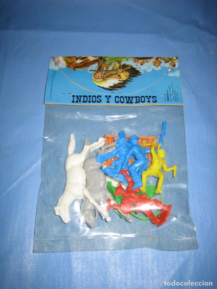 Figuras de goma y PVC: Blister de indios y Cowboys de Gomarsa. - Foto 1