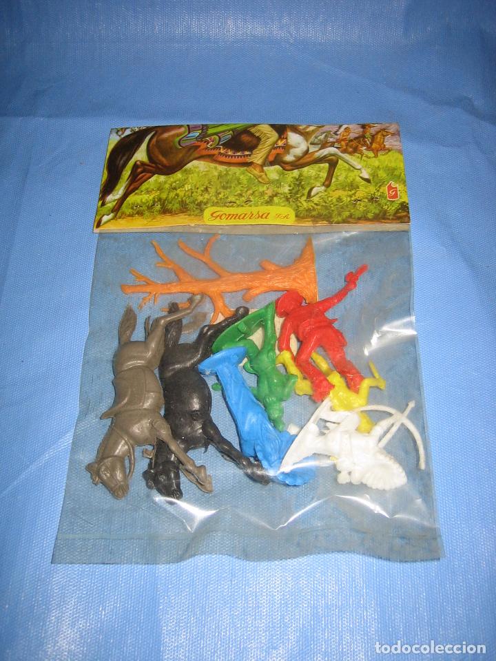 Figuras de goma y PVC: Blister de indios y Cowboys de Gomarsa. - Foto 3