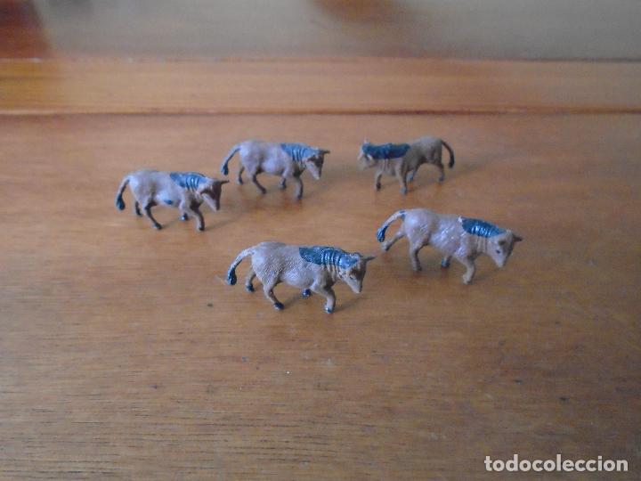Figuras de goma y PVC: PEQUE&Ntilde;A MANADA DE TOROS - Foto 3