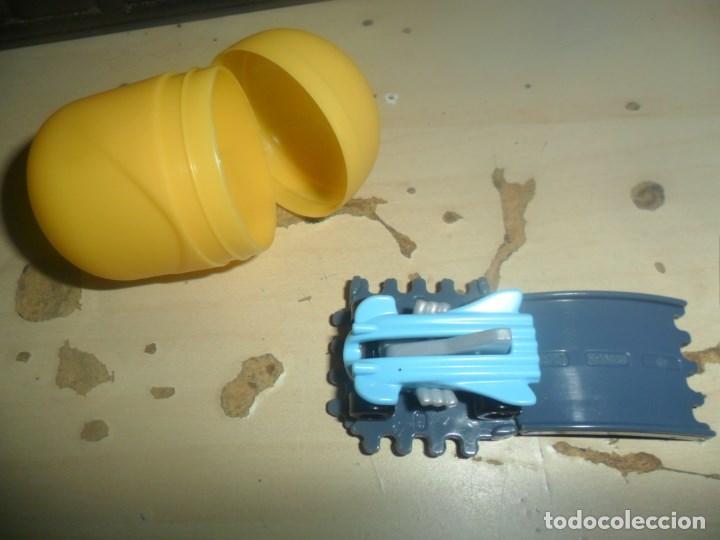 Kinder &Uuml;berraschung: FIGURA KINDER SORPRESA - COCHE CON PISTAS - KINDER 2017