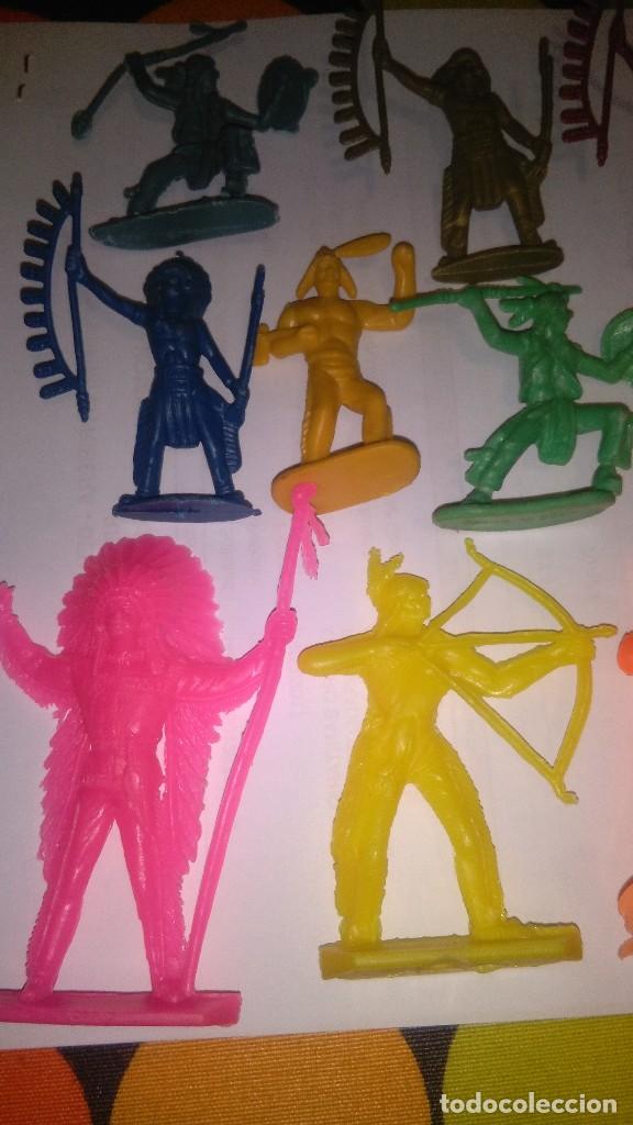 Figuras de goma y PVC: 17 figuras indios pl&aacute;stico antiguos - Foto 4