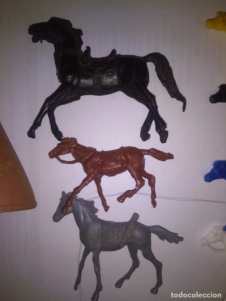 Figuras de goma y PVC: 8 figuras caballos de pl&aacute;stico - Foto 2
