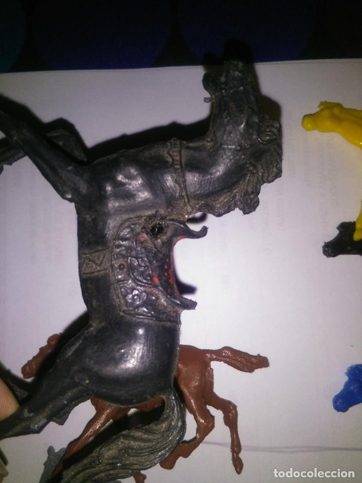Figuras de goma y PVC: 8 figuras caballos de pl&aacute;stico - Foto 3