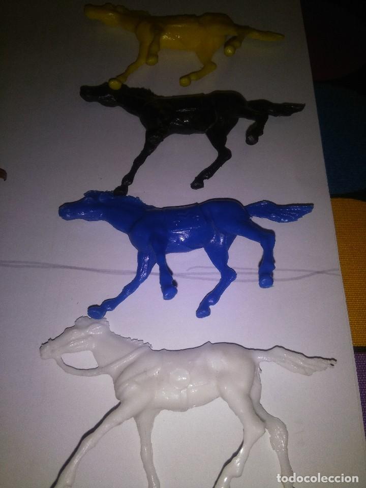 Figuras de goma y PVC: 8 figuras caballos de pl&aacute;stico - Foto 4