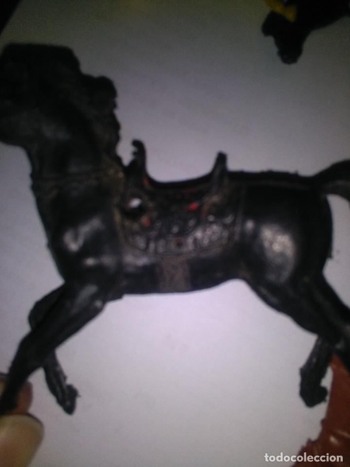 Figuras de goma y PVC: 8 figuras caballos de pl&aacute;stico - Foto 5