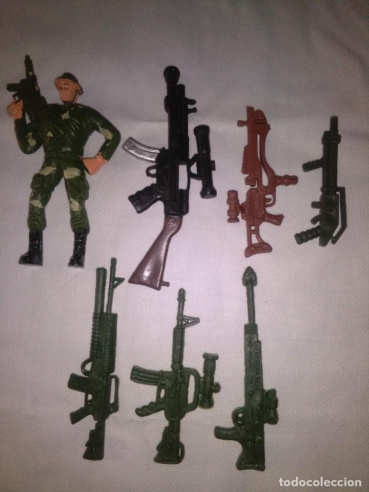 Figuras de Borracha e PVC: Figura de guerra y metralletas, pl&aacute;stico y goma