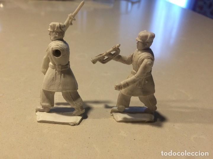 Figuras de goma y PVC: 2 figuras - Torres Malta - Foto 1