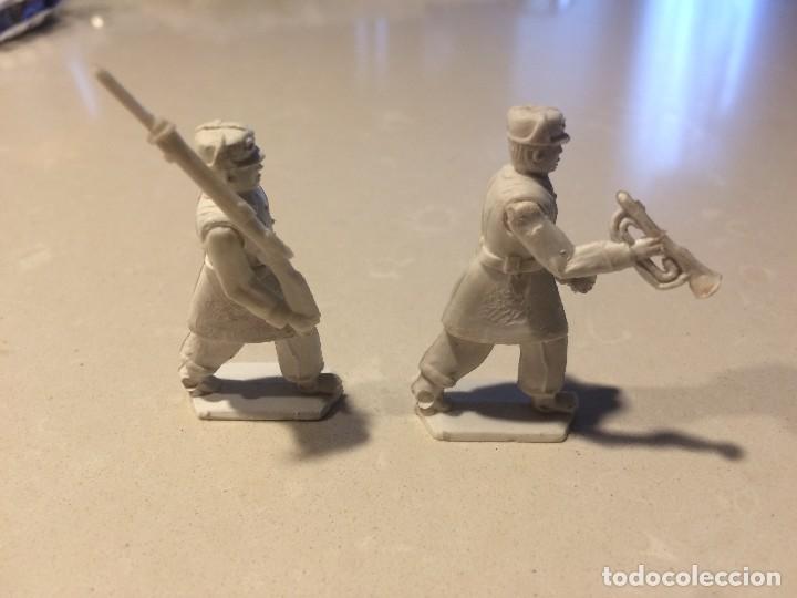 Figuras de goma y PVC: 2 figuras - Torres Malta - Foto 2