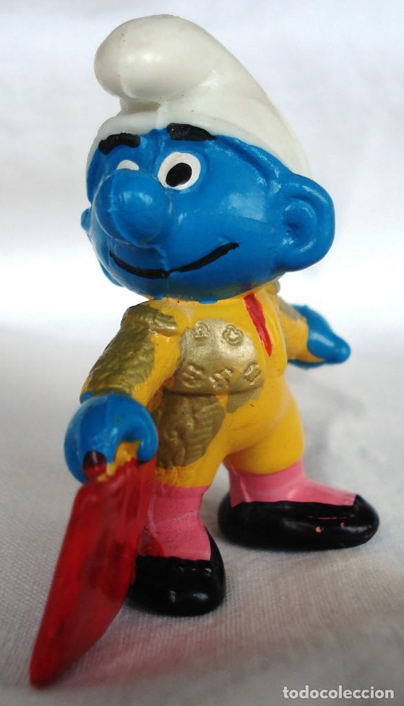 Figuras de Goma y PVC: PITUFOS: SMURF PITUFO TORERO CON CAPOTE. GOMA -PVC. SIN MARCA. PINTADO A MANO. &iexcl;&iexcl;NUEVO!! A&Ntilde;OS 80