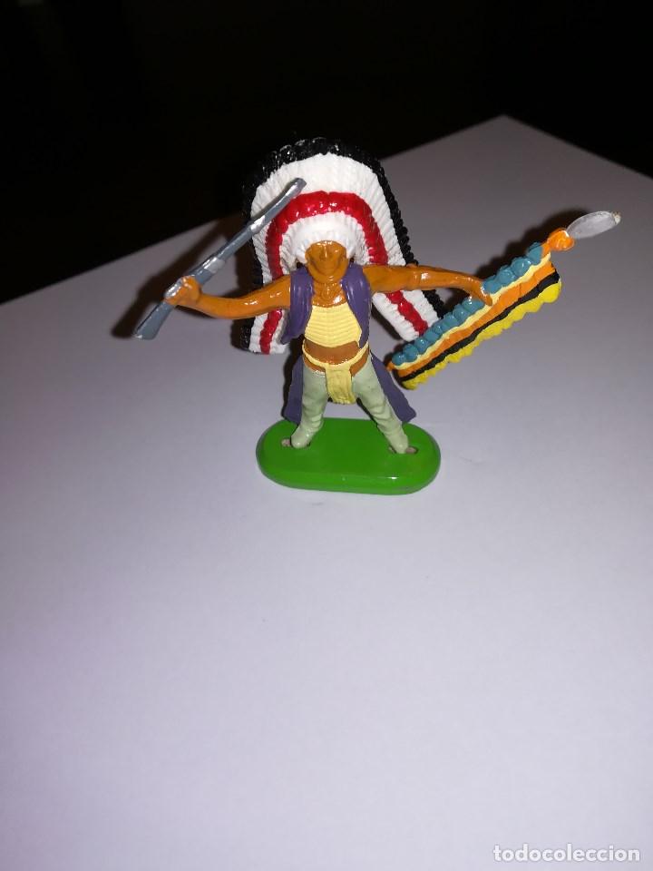 Figuras de goma y PVC: BRITAINS JEFE INDIO CON LANZA Y RIFLE INDIOS Y VAQUEROS - Foto 1