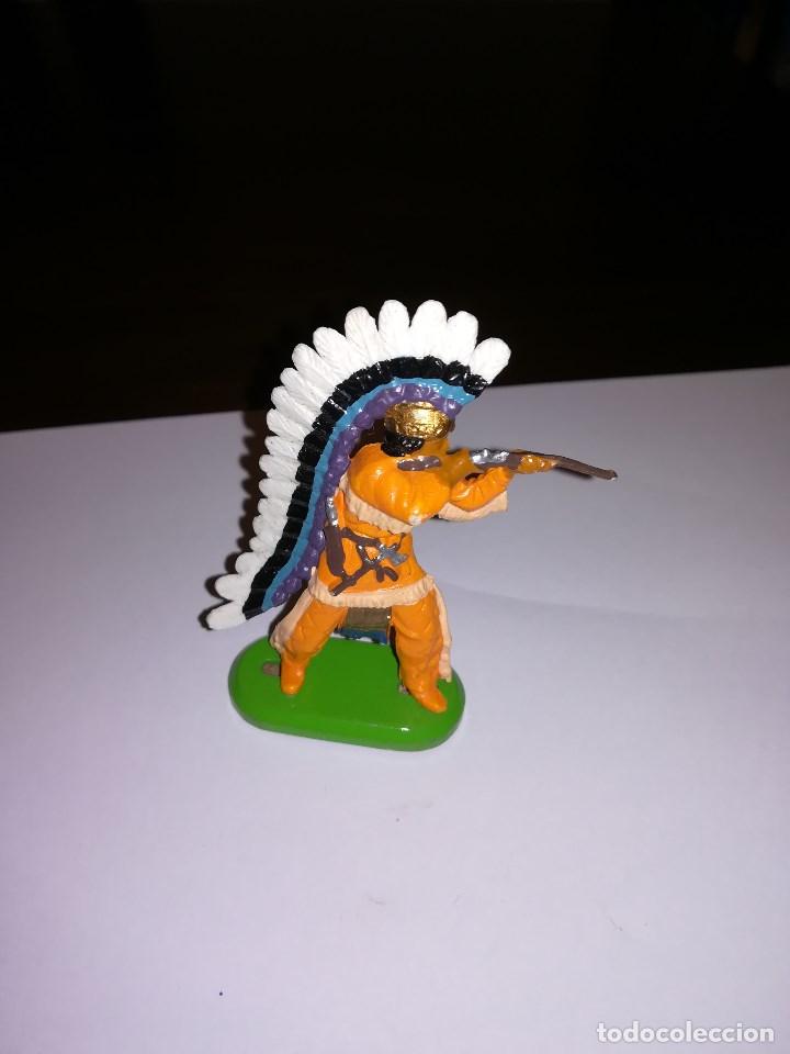 Figuras de goma y PVC: BRITAINS JEFE INDIO DISPARANDO RIFLE INDIOS Y VAQUEROS - Foto 1