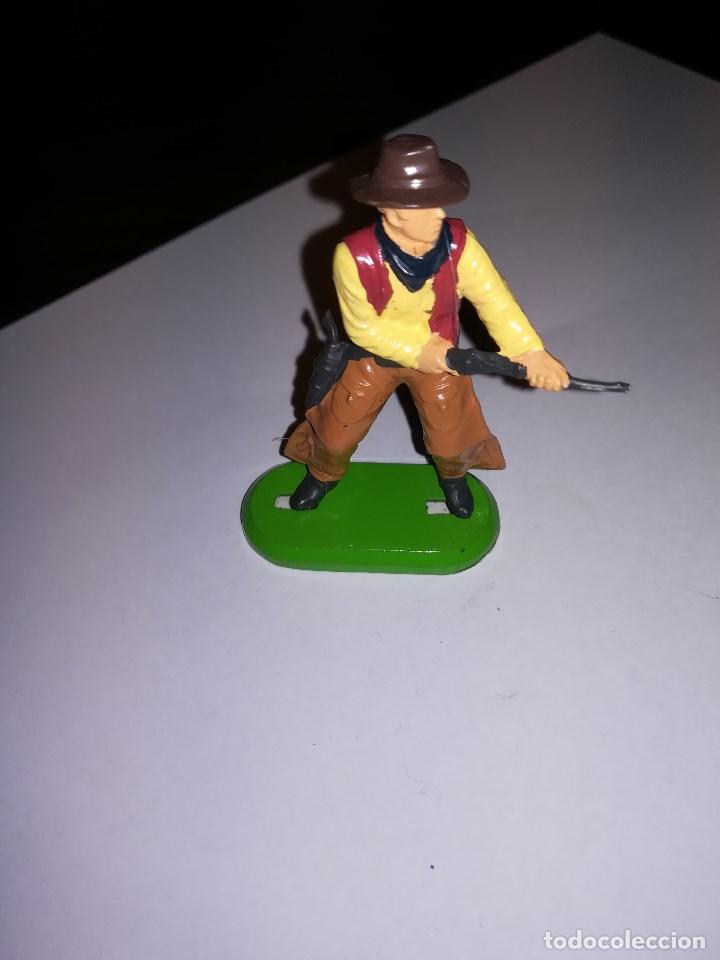 Figuras de goma y PVC: BRITAINS VAQUERO DISPARANDO CON RIFLE INDIOS Y VAQUEROS - Foto 1