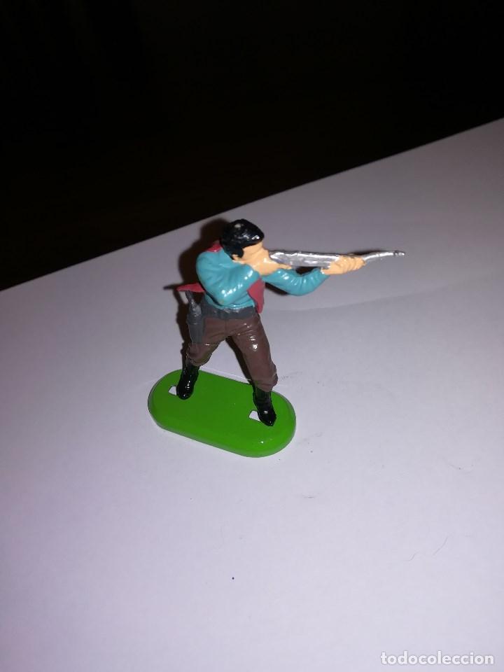 Figuras de goma y PVC: BRITAINS VAQUERO DISPARANDO CON RIFLE INDIOS Y VAQUEROS - Foto 1