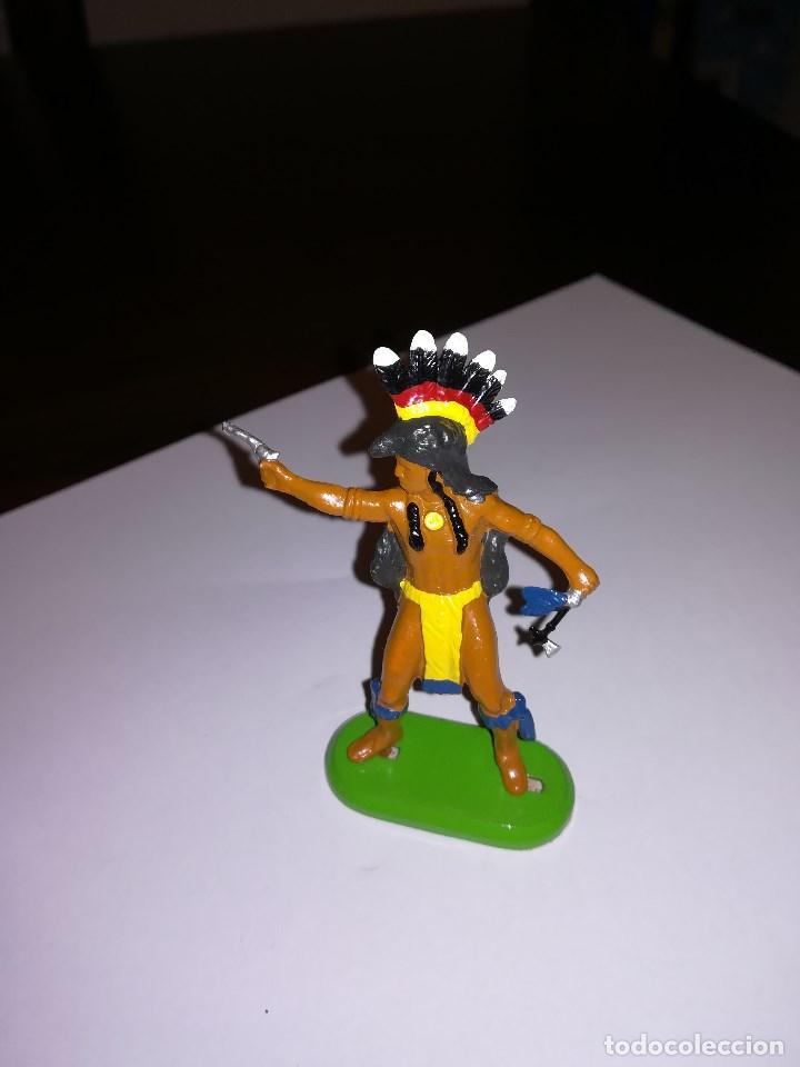 Figuras de goma y PVC: BRITAINS INDIO DISPARANDO CON PISTOLA INDIOS Y VAQUEROS - Foto 1