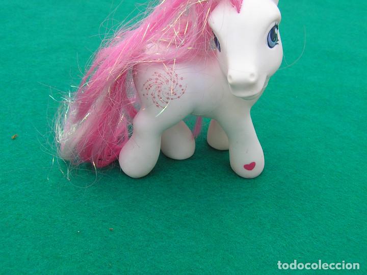 Figuras de goma y PVC: Mi Peque&ntilde;o Pony. Hasbro. A&ntilde;o 2002. Color blanco con torbellino tatuado.Cabeza girada fija.