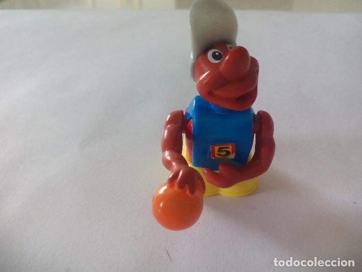 Kinder Figures: FIGURA DE HUEVOS KINDER SORPRESA. MU&Ntilde;ECO MINIATURA FERRERO. K02N92 JUGADOR BALONCESTO K02 N92