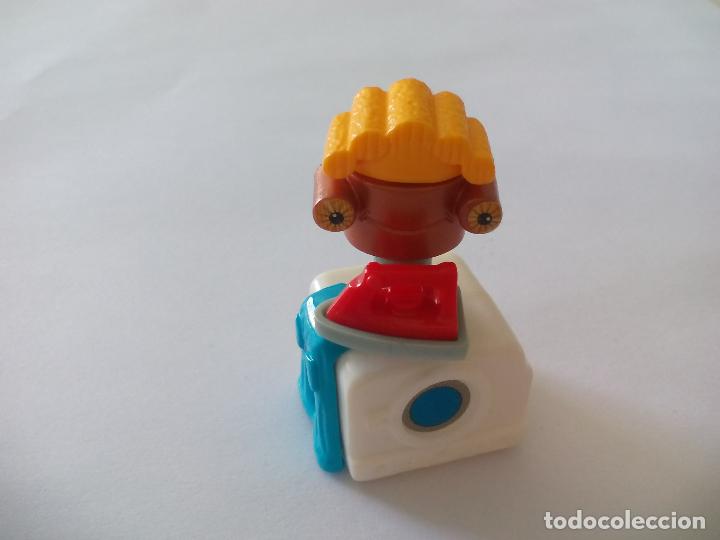 Figure di Gomma e PVC: ROBOT PLANCHA LAVADORA. KO2 N&ordm;40 FIGURA DE HUEVOS KINDER SORPRESA. MU&Ntilde;ECO MINIATURA FERRERO.