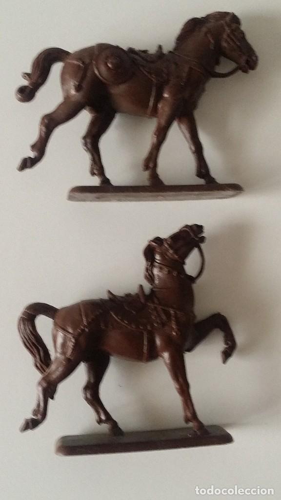 Figuras de goma y PVC: pareja de caballos con base muy bonitos