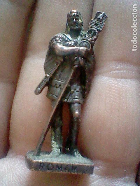 Figure di Gomma e PVC: FIGURA METAL PROMOCIONAL HUEVOS KINDER ROMAN SCAME ESTANDARTE