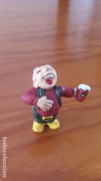 Figuras de goma y PVC: Figura pvc Gnomo con cerveza. Dibujos Animados.