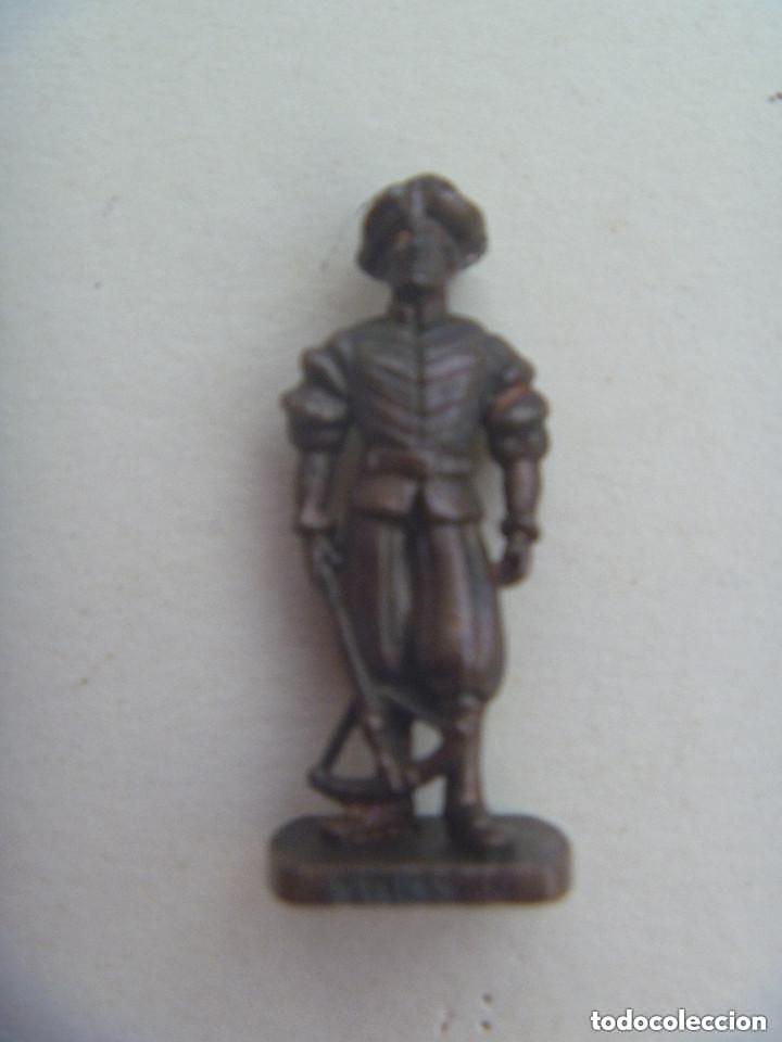 Figure di Gomma e PVC: FIGURITA METALICA  DE KINDER : GUARDIA SUIZO CON BALLESTA.