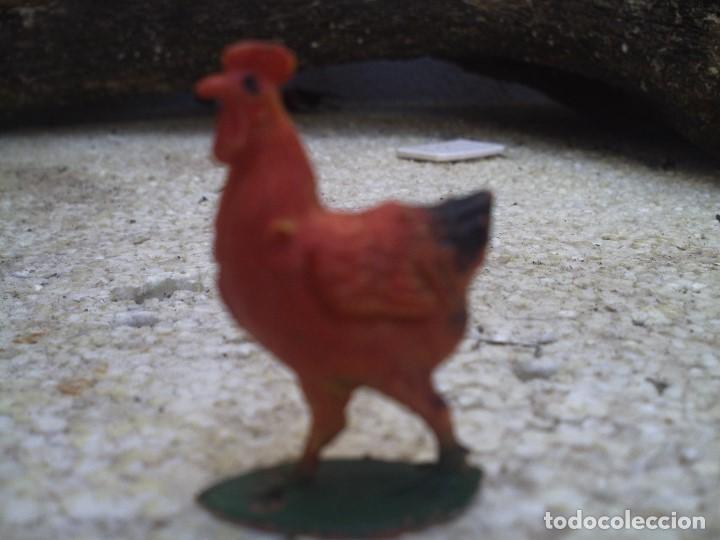 Figuras de goma y PVC: gallina roja - Foto 1