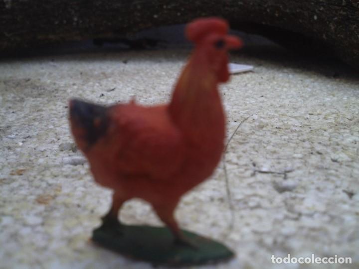 Figuras de goma y PVC: gallina roja - Foto 2