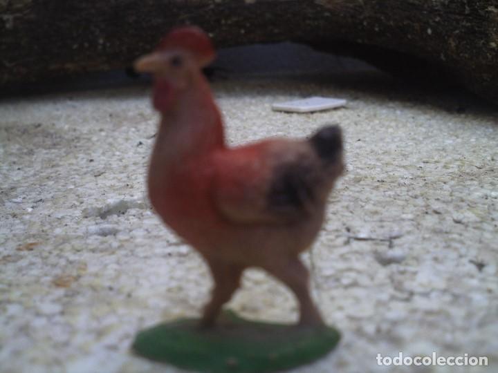 Figuras de goma y PVC: gallina roja - Foto 1