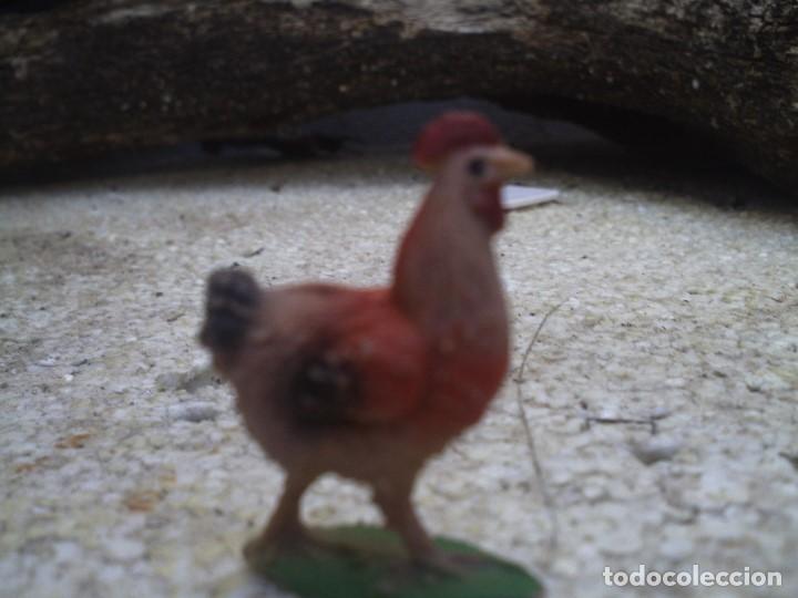 Figuras de goma y PVC: gallina roja - Foto 2