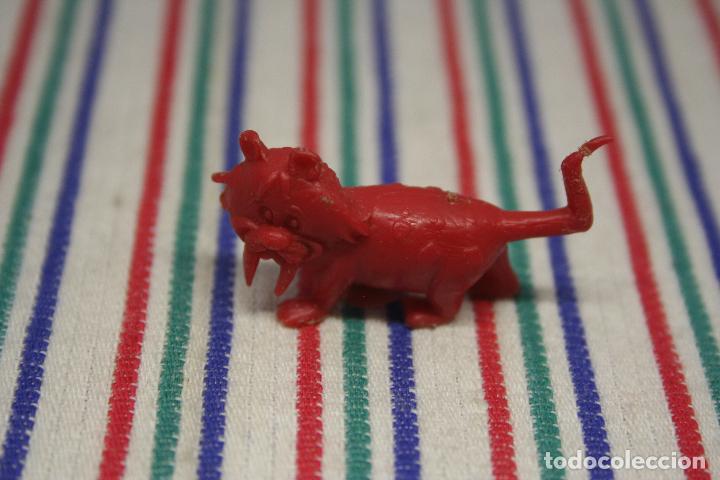 Figuras de goma y PVC: FIGURA DIENTES SABLE ROJA DUNKIN - Foto 1