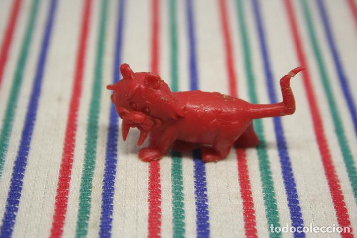 Figuras de goma y PVC: FIGURA DIENTES SABLE ROJA DUNKIN - Foto 2
