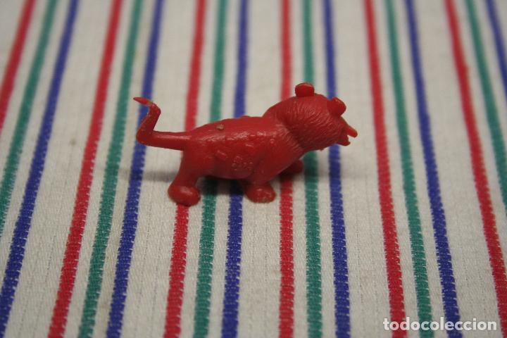 Figuras de goma y PVC: FIGURA DIENTES SABLE ROJA DUNKIN - Foto 3