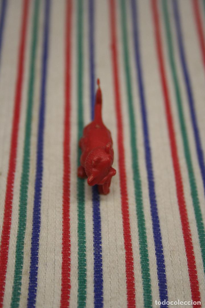 Figuras de goma y PVC: FIGURA DIENTES SABLE ROJA DUNKIN - Foto 4