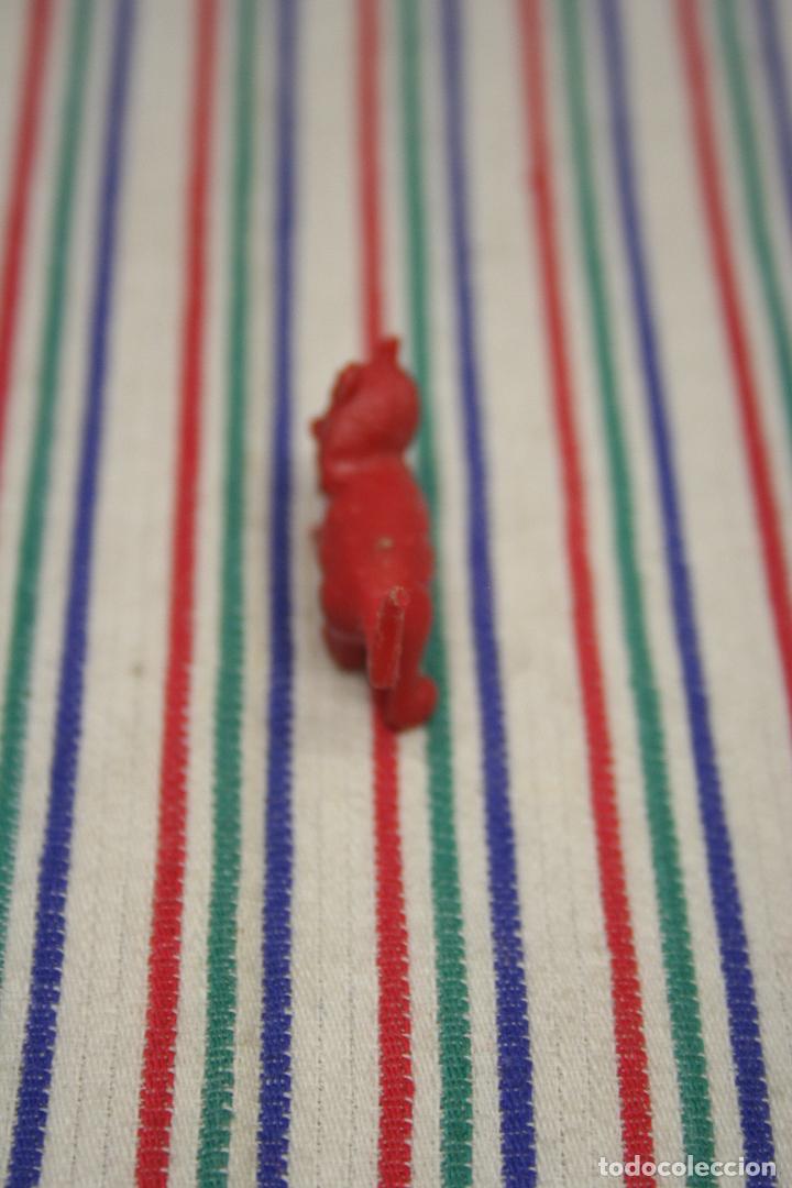 Figuras de goma y PVC: FIGURA DIENTES SABLE ROJA DUNKIN - Foto 5