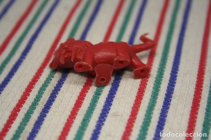 Figuras de goma y PVC: FIGURA DIENTES SABLE ROJA DUNKIN - Foto 6