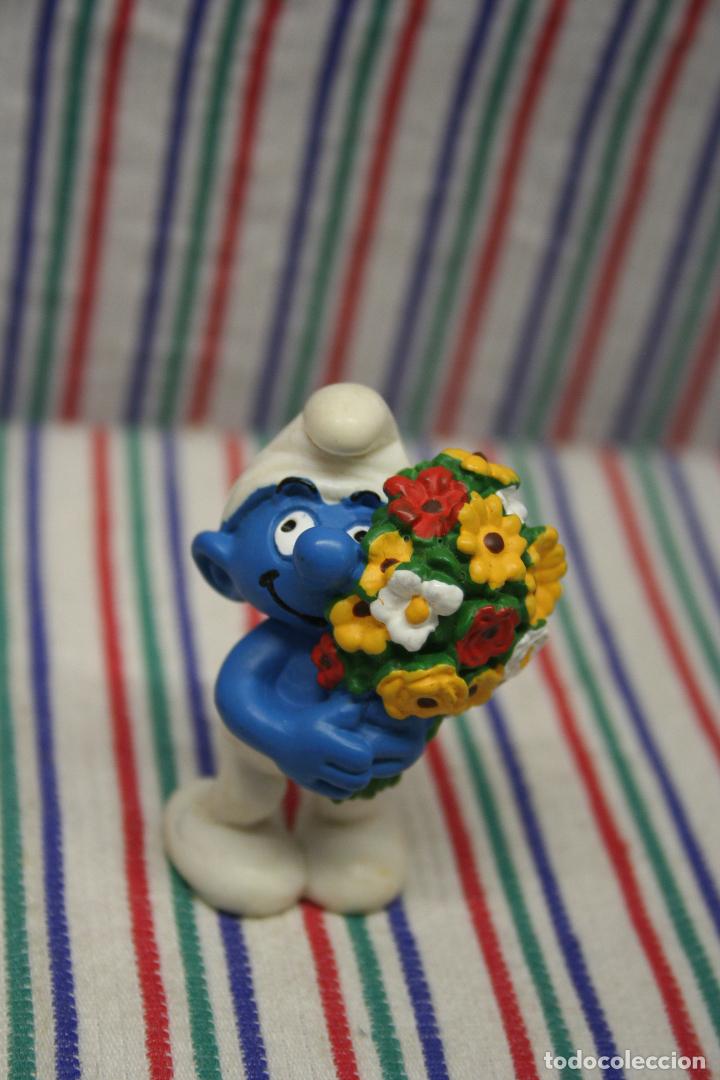 Figuras de goma y PVC: PITUFO CON RAMO DE SCHLEICH - Foto 1
