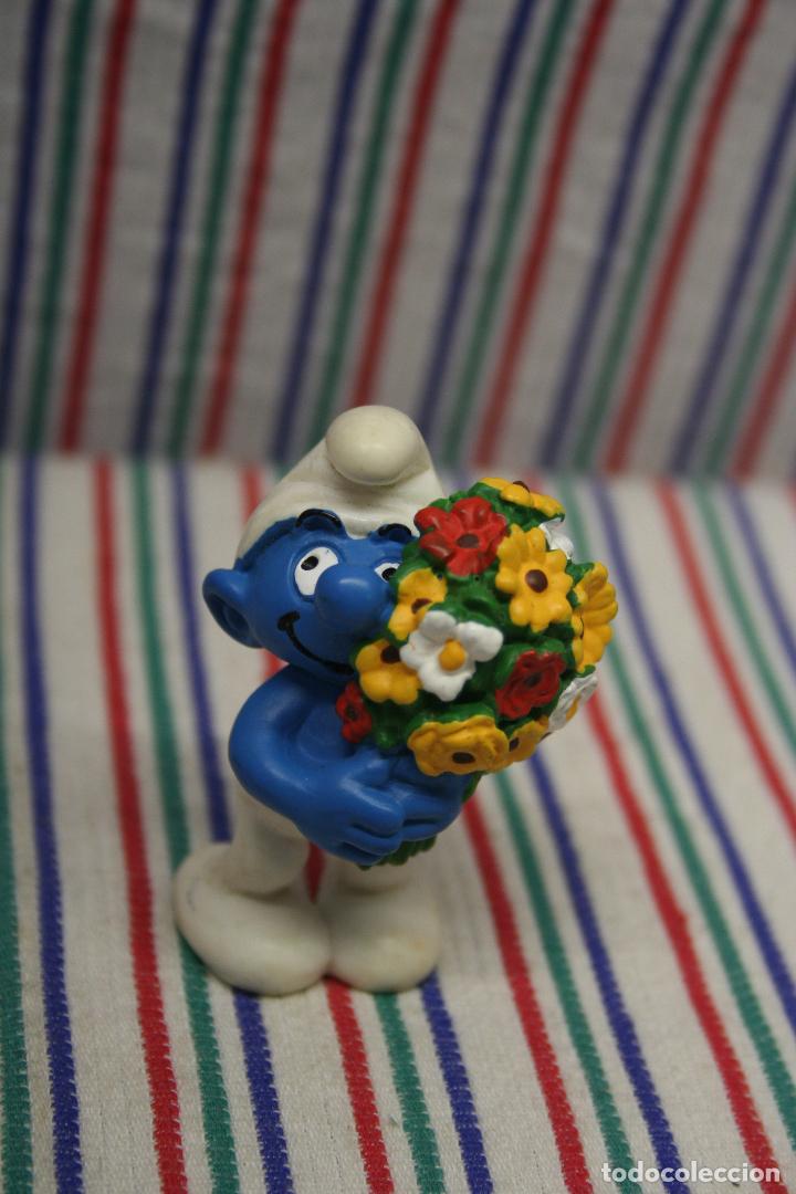 Figuras de goma y PVC: PITUFO CON RAMO DE SCHLEICH - Foto 2