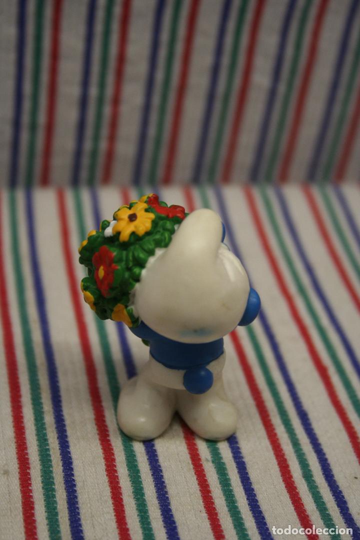 Figuras de goma y PVC: PITUFO CON RAMO DE SCHLEICH - Foto 3
