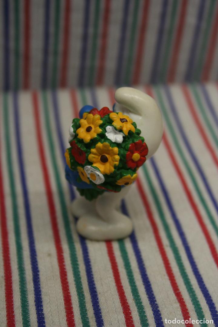 Figuras de goma y PVC: PITUFO CON RAMO DE SCHLEICH - Foto 4