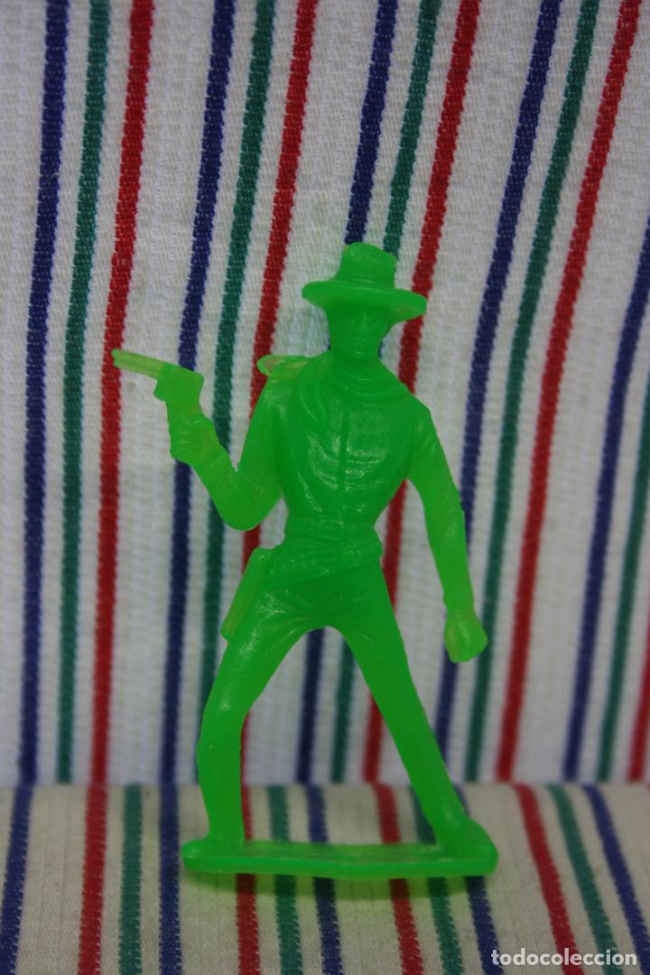 Figuras de goma y PVC: VAQUERO CON REVOLVER COMANSI - Foto 1