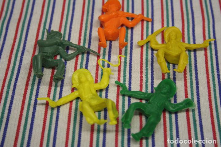 Figuras de goma y PVC: FIGURAS 4 VAQUEROS 1 INDIO - Foto 1