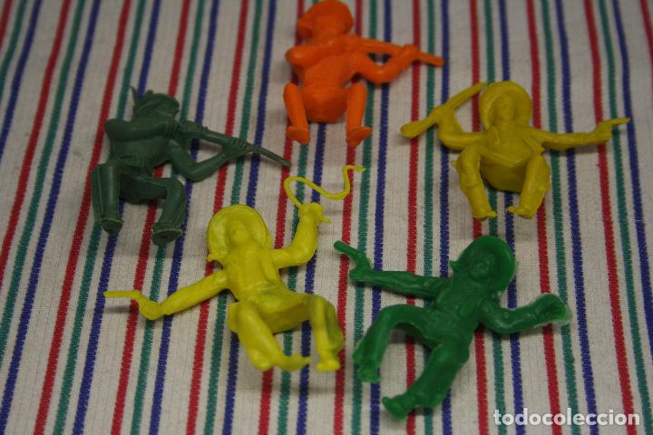 Figuras de goma y PVC: FIGURAS 4 VAQUEROS 1 INDIO - Foto 2